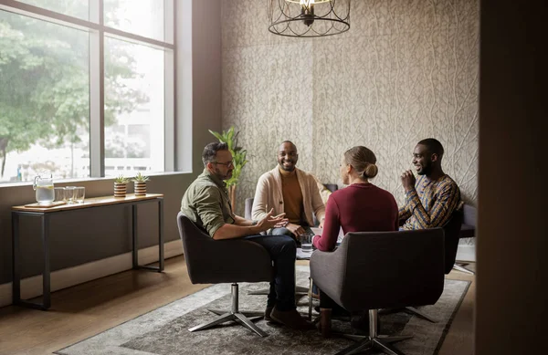 Grupo Diverso Empresários Sorrindo Conversando Juntos Durante Uma Reunião Casual — Fotografia de Stock