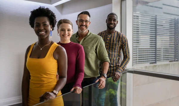 Retrato Grupo Sorridente Empresários Diversos Que Estão Juntos Escritório Moderno — Fotografia de Stock