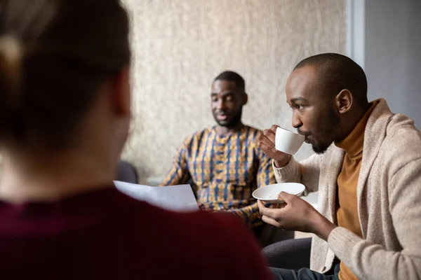 Jovem Empresário Africano Bebendo Uma Xícara Café Durante Uma Reunião — Fotografia de Stock