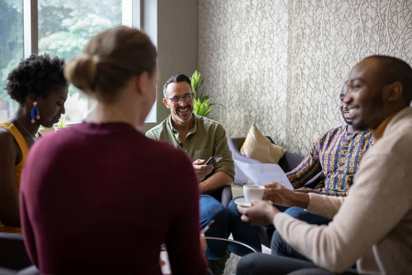 Groupe Souriant Gens Affaires Divers Parlant Ensemble Tout Étant Assis — Photo