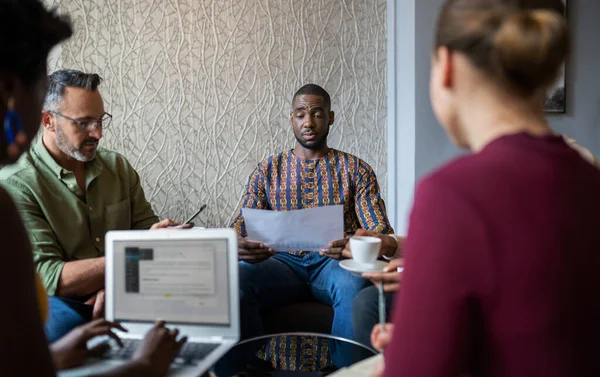 Diversi Gruppi Imprenditori Che Lavorano Insieme Progetto Mentre Siedono Nell — Foto Stock