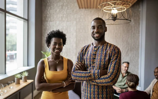 Porträt Zweier Junger Afrikanischer Geschäftsleute Die Lächeln Während Sie Mit Stockbild