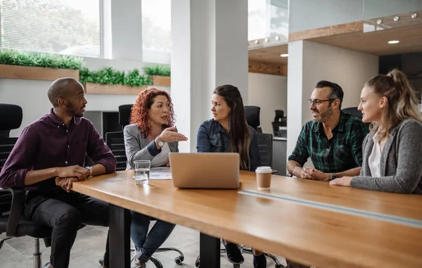 Vielfältiges Team Von Geschäftsleuten Trifft Sich Einem Konferenztisch Einem Büro Stockbild