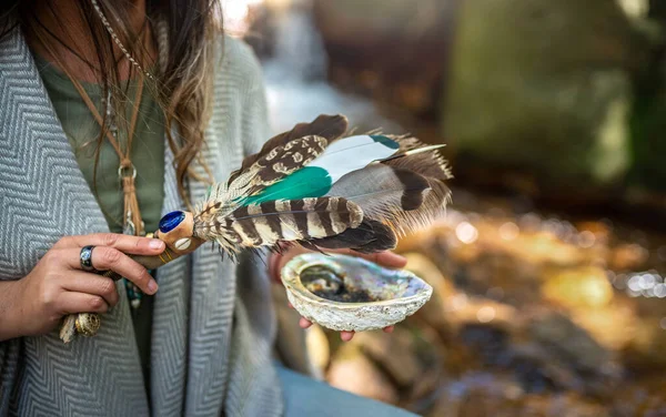 Închiderea Unei Femei Care Stă Singură Într Pădure Care Efectuează — Fotografie, imagine de stoc