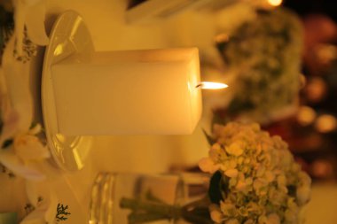 Gece mum olun herkes mutlu hissediyorum ve sıcak