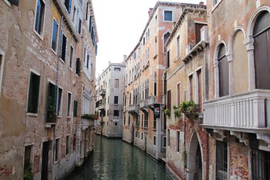 Vernice, Italya-4 Eylül 2017: güzel Venedik şehri, evlerle uzun bir kanal