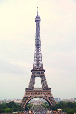 Paris, Fransa - Ağustos 28,2017: Eyfel Kulesi - dünyada çok ünlü bir yer.