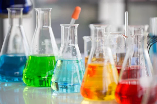 Desarrollo Tubos Químicos Farmacia Laboratorio Con Bokeh Verde Través Ventanas —  Fotos de Stock