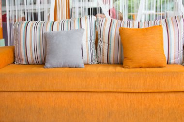 Turuncu modern kanepe yastık beyaz duvar ile