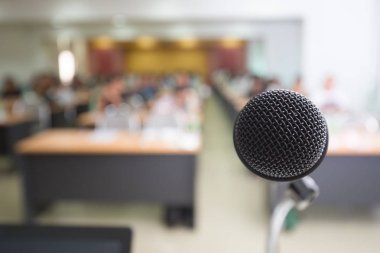 Seminer ve eğitim için konferans odasında mikrofon