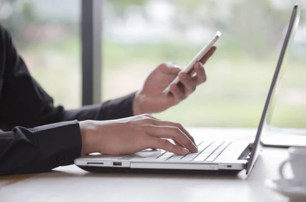 Homme Affaires Travaillant Sur Dactylographie Portable Dans Café Avec Tasse — Photo