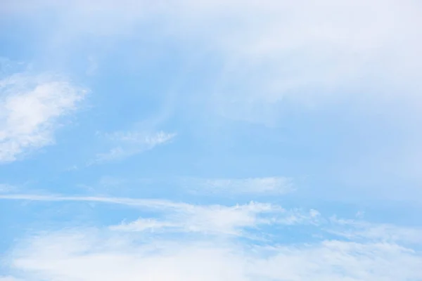 Белые Облака Голубом Облачном Небе Днем — стоковое фото
