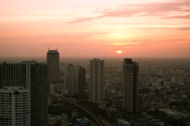 Bangkok, Tayland - 16 Haziran 2017: Trafik ve ulaşım Silom ve Sathorn Köprüsü alanda faaliyet alanları Bangkok, Tayland, yer. Cityscape Tayland iş yüksek kulenin