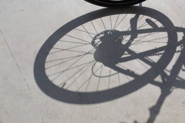 Gündüz, yolda bisiklet gölge