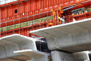 Araba köprüsünün inşaat alanı, kırmızı konteynırlı ekspres yol ve üstgeçitin üzerinde açık alan. 