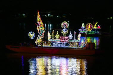 Nong Khai, Tayland - 22 Ekim 2018: Geleneksel kayan yangın tekne Mekong Nehri Wan Ok Phansa gelince ışık lamba ile gece Vassa Tay-Laos gözetilmesi son günü. 