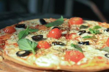 Ançüez, leziz bir pizza, tuzlu balıklı İtalyan yemeği, siyah zeytin, kırmızı vişneli domates, parmesan peyniri ve kekik otu karışımı.