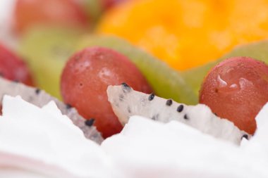 Taze meyve ile beyaz kremalı pasta closeup