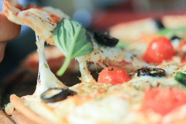 Ançüez, leziz bir pizza, tuzlu balıklı İtalyan yemeği, siyah zeytin, kırmızı vişneli domates, parmesan peyniri ve kekik otu karışımı.