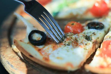 Ançüez, leziz bir pizza, tuzlu balıklı İtalyan yemeği, siyah zeytin, kırmızı vişneli domates, parmesan peyniri ve kekik otu karışımı.