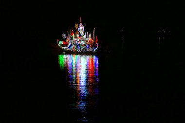 Nong Khai, Tayland - 22 Ekim 2018: Geleneksel kayan yangın tekne Mekong Nehri Wan Ok Phansa gelince ışık lamba ile gece Vassa Tay-Laos gözetilmesi son günü. 