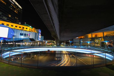Bangkok, Tayland - 31 Ekim, 2017: gece ile uzun hızlı kapamak Mbk, Siam bulma ve Sanat Müzesi kavşak Cadılar Bayramı gecesi önünde Bts Siam Kavşağı Trafik ışık