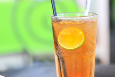 Soğuk limon kahverengi saman ile uzun bardak taze dilimlenmiş limon ile çay alayım. Taze sigara alkol içecek