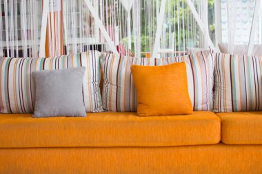 Turuncu modern kanepe yastık beyaz duvar ile