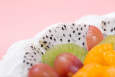 Taze meyve ile beyaz kremalı pasta closeup