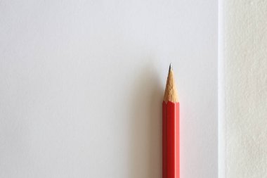 Kırmızı kalem beyaz kumaş üzerine beyaz kağıt ayarı. Boş kağıt boşaltmak için yazılı olarak