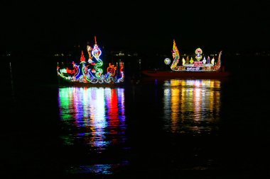 Nong Khai, Tayland - 22 Ekim 2018: Geleneksel kayan yangın tekne Mekong Nehri Wan Ok Phansa gelince ışık lamba ile gece Vassa Tay-Laos gözetilmesi son günü. 