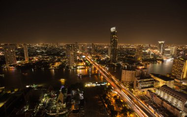 Bangkok, Tayland - 16 Haziran 2017: Trafik ve ulaşım Silom ve Sathorn Köprüsü alanda faaliyet alanları Bangkok, Tayland, yer. Cityscape Tayland iş yüksek kulenin