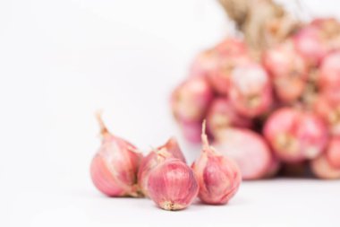 Beyaz arkaplanda kırmızı soğanlar