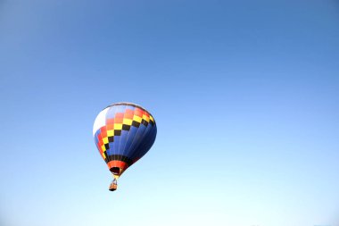 Sıcak hava renkli balon, gün boyunca mavi gökyüzünde ateş balon