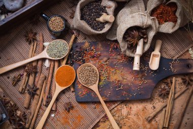 Baharatlı çeşni, Bitkisel aroma kuru gıda ahşap kesici kuru tohumlar ve mutfak madde için renkli toz ile Asya pişirme için