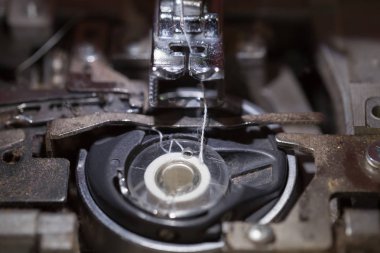 Kirli ve tozlu temizlik için iğne ve iplik ile dikiş makinesi motoru içinde closeup