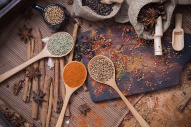 Baharatlı çeşni, Bitkisel aroma kuru gıda ahşap kesici kuru tohumlar ve mutfak madde için renkli toz ile Asya pişirme için