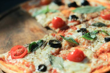 Ançüez, leziz bir pizza, tuzlu balıklı İtalyan yemeği, siyah zeytin, kırmızı vişneli domates, parmesan peyniri ve kekik otu karışımı.