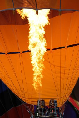Sıcak hava renkli balon, gün boyunca mavi gökyüzünde ateş balon