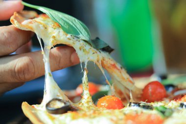 Ançüez, leziz bir pizza, tuzlu balıklı İtalyan yemeği, siyah zeytin, kırmızı vişneli domates, parmesan peyniri ve kekik otu karışımı.