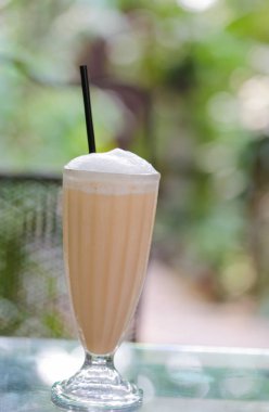 Cam üzerinde arka plan bulanık kahve latte ile closeup