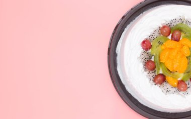 Taze meyve ile beyaz kremalı pasta closeup