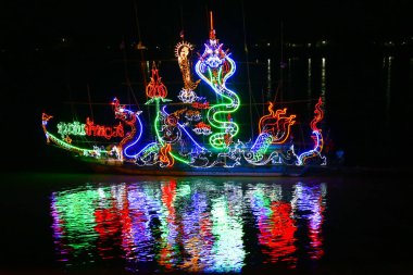 Nong Khai, Tayland - 22 Ekim 2018: Geleneksel kayan yangın tekne Mekong Nehri Wan Ok Phansa gelince ışık lamba ile gece Vassa Tay-Laos gözetilmesi son günü. 