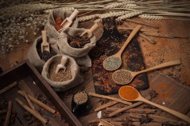 Baharatlı çeşni, Bitkisel aroma kuru gıda ahşap kesici kuru tohumlar ve mutfak madde için renkli toz ile Asya pişirme için