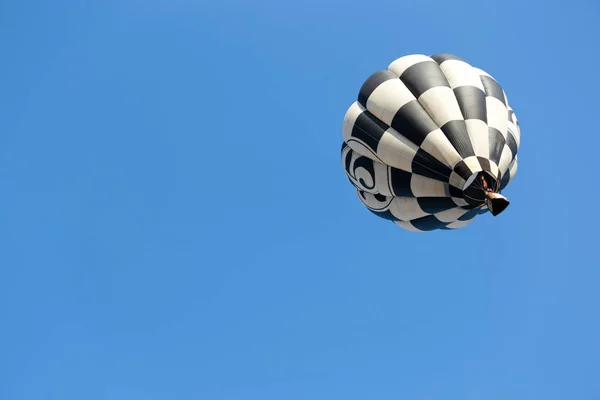 Πολύχρωμο Αερόστατο Ζεστού Αέρα Φωτιά Μπαλόνι Στο Μπλε Του Ουρανού — Φωτογραφία Αρχείου