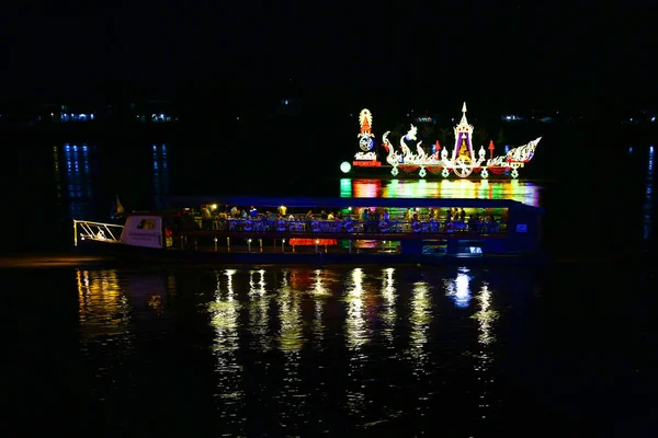 Nong Khai, Tayland - 22 Ekim 2018: Geleneksel kayan yangın tekne Mekong Nehri Wan Ok Phansa gelince ışık lamba ile gece Vassa Tay-Laos gözetilmesi son günü. 