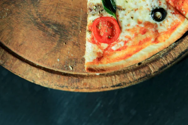 Ançüez, leziz bir pizza, tuzlu balıklı İtalyan yemeği, siyah zeytin, kırmızı vişneli domates, parmesan peyniri ve kekik otu karışımı.