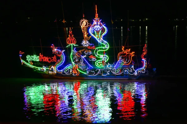 Nong Khai, Tayland - 22 Ekim 2018: Geleneksel kayan yangın tekne Mekong Nehri Wan Ok Phansa gelince ışık lamba ile gece Vassa Tay-Laos gözetilmesi son günü. 