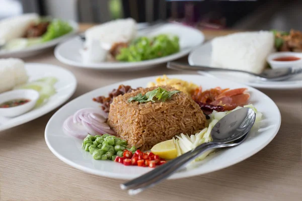 Riz Thaïlandais Frit Brun Salé Avec Porc Légumes Sucrés Assortis — Photo