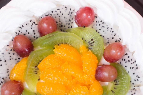 Close Van Witte Crème Taart Met Vers Fruit — Stockfoto